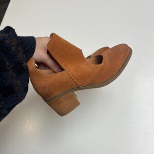 NWOT Antelope Cage Suede Heel Booties